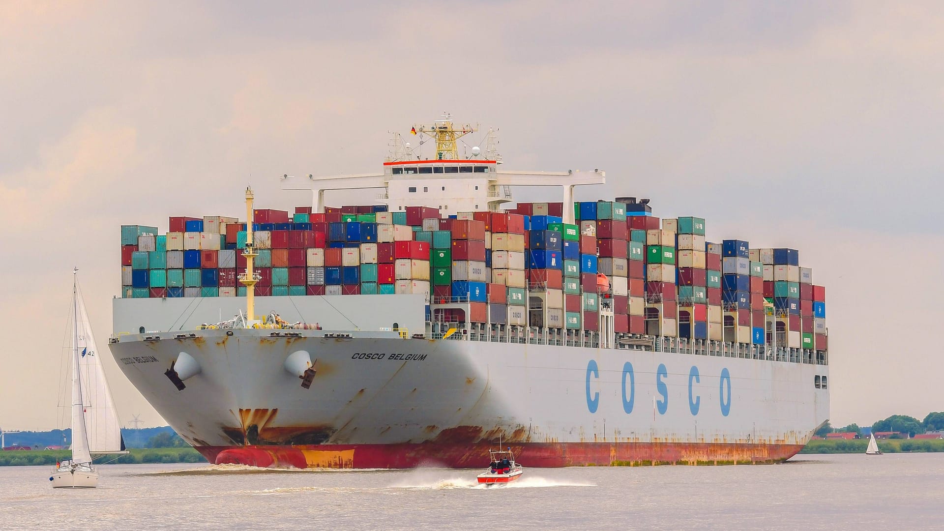Ein Containerschiff fährt in den Hamburger Hafen ein (Symbolbild): Für die Wirtschaftsweise haben die Zölle nicht nur negative Effekte. Ein Containerschiff fährt in den Hamburger Hafen ein (Symbolbild): Für die Wirtschaftsweise haben die Zölle nicht nur negative Effekte.