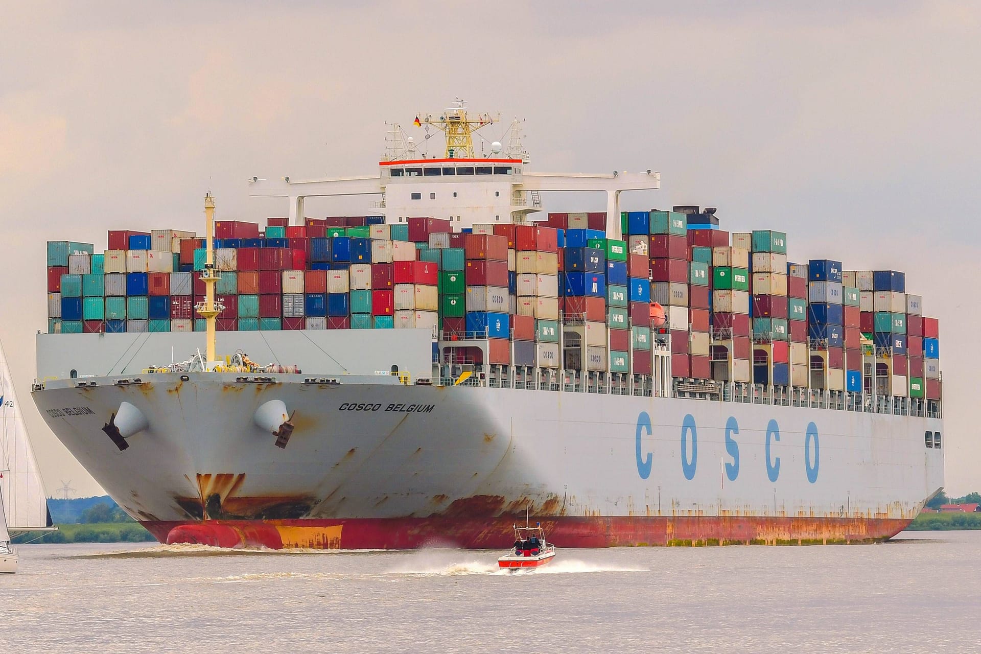 Ein Containerschiff fährt in den Hamburger Hafen ein (Symbolbild): Für die Wirtschaftsweise haben die Zölle nicht nur negative Effekte.