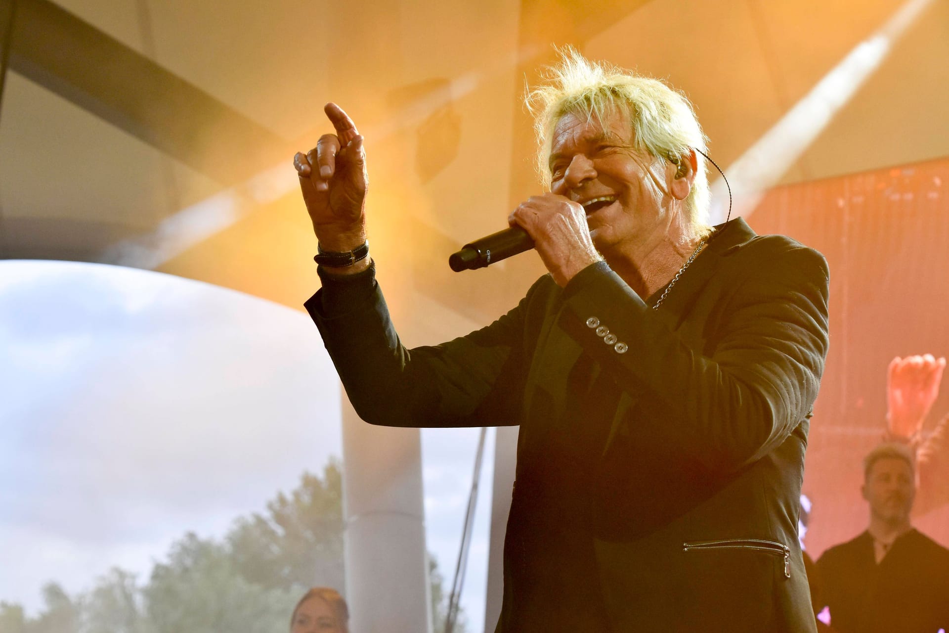 Platz 4: Mit 6.341,88 Euro verpasst Matthias Reim knapp das Treppchen. Für seine Fans immer noch sein bester Song ist "Verdammt Ich lieb' dich". Platz 4: Mit 6.341,88 Euro verpasst Matthias Reim knapp das Treppchen. Für seine Fans immer noch sein bester Song ist "Verdammt Ich lieb' dich".