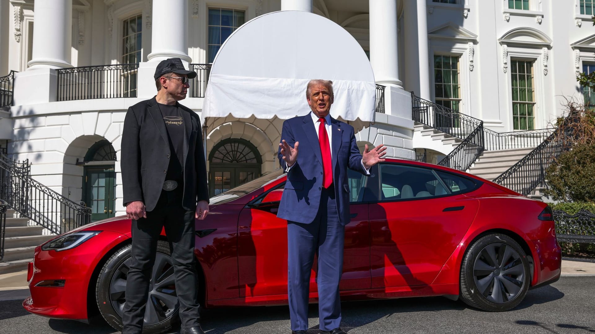 US-Präsident Donald Trump (r) und Tesla-CEO Elon Musk