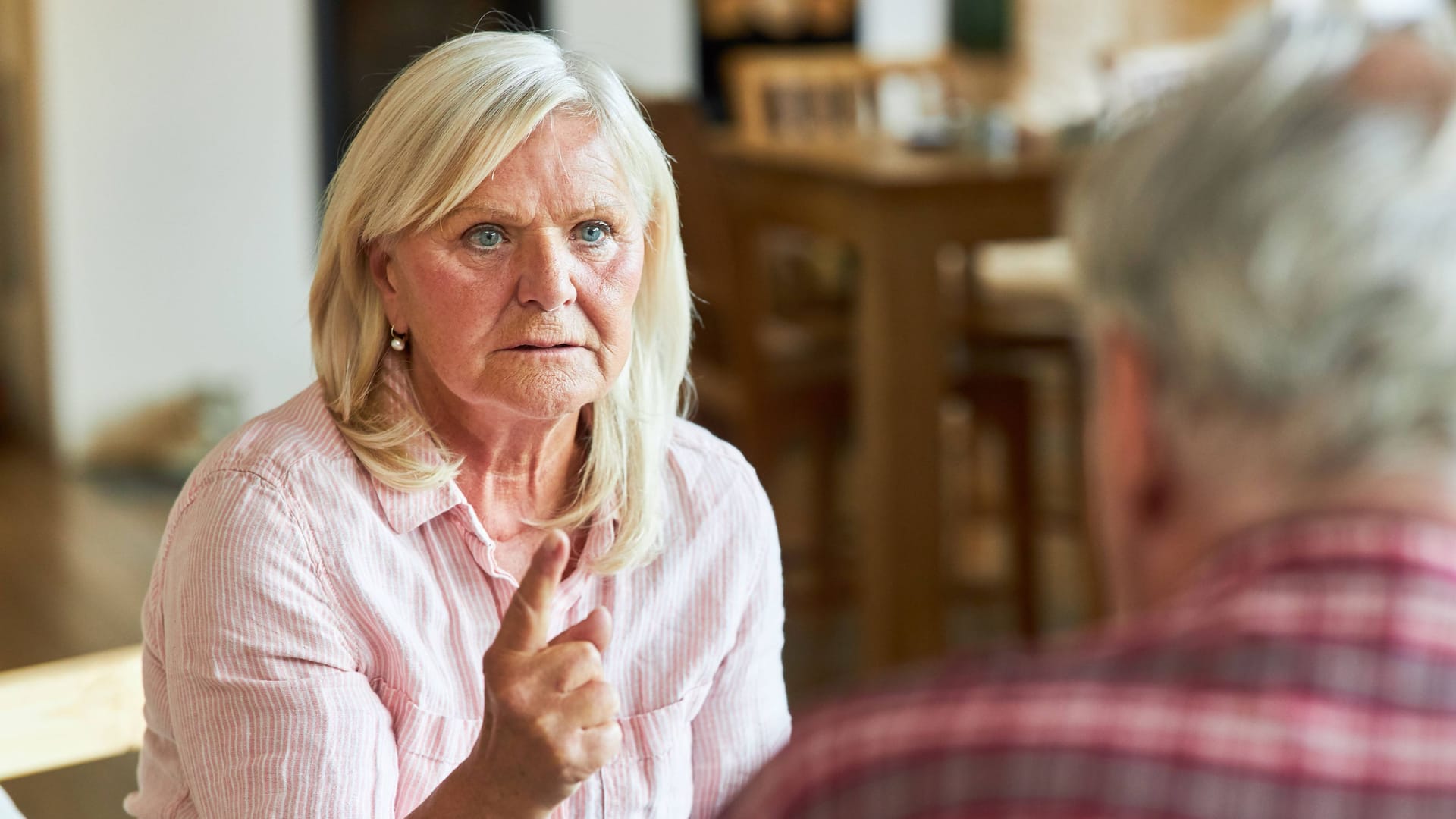 Eine Seniorin ist erbost (Symbolbild): Der Vorschlag eines Boomer-Solis verursacht viel Widerspruch. Eine Seniorin ist erbost (Symbolbild): Der Vorschlag eines Boomer-Solis verursacht viel Widerspruch.