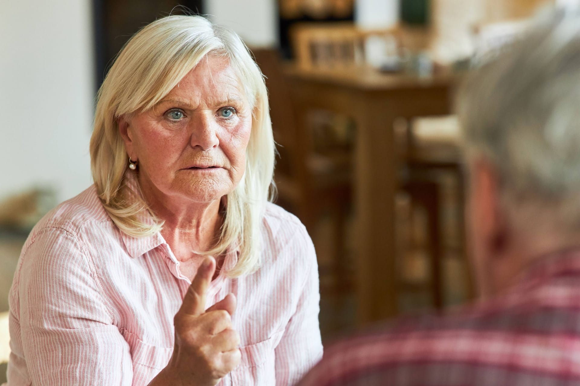 Eine Seniorin ist erbost (Symbolbild): Der Vorschlag eines Boomer-Solis verursacht viel Widerspruch.