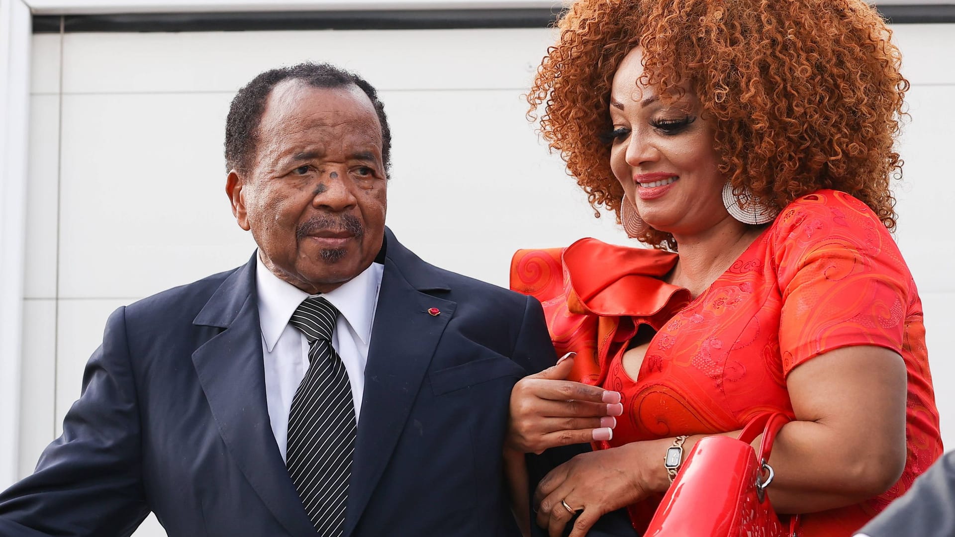 Kameruns autokratisch regierender Präsident Paul Biya mit seiner Frau Chantal im russischen St. Petersburg (Archivbild).