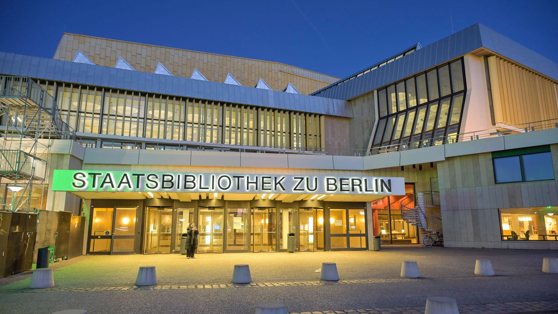 Staatsbibliothe an der Potsdamer Straße (Archivfoto): In der Nacht zu Donnerstag trat hier plötzlich Wasserdampf aus.