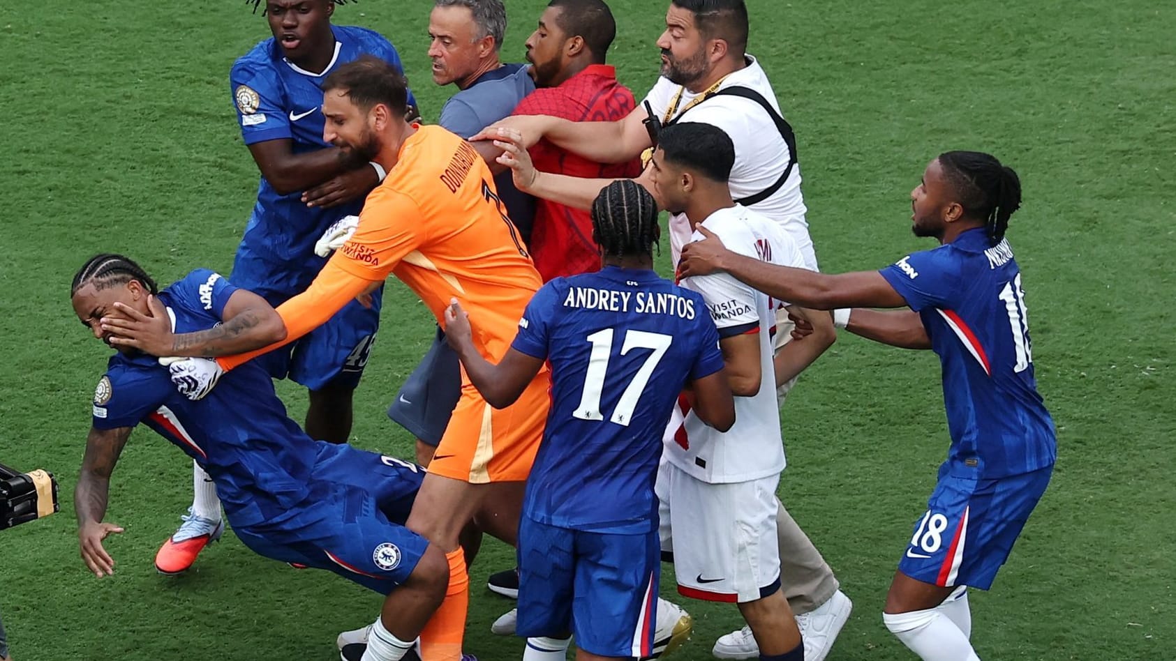 João Pedro (l.) geht nach dem Kontakt mit Gianluigi Donnarumma (im orangefarbenen Trikot) zu Boden: Nach dem Finale der Klub-WM ging es heiß zur Sache.