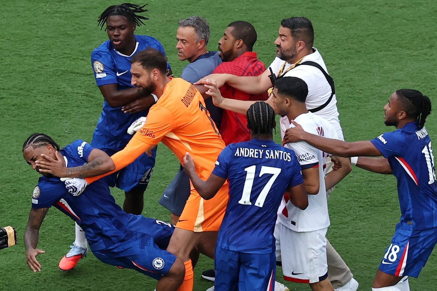 João Pedro (l.) geht nach dem Kontakt mit Gianluigi Donnarumma (im orangefarbenen Trikot) zu Boden: Nach dem Finale der Klub-WM ging es heiß zur Sache.