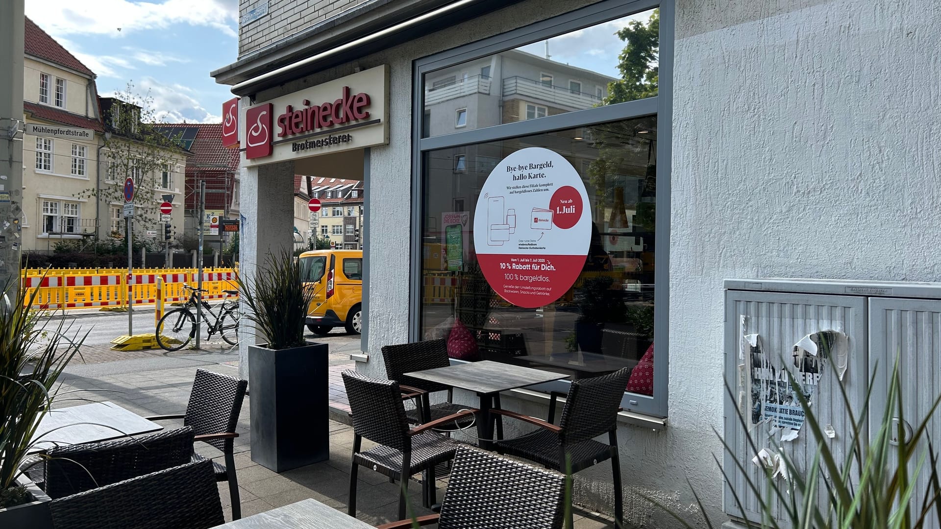Steinecke-Filiale in der Schleinitzstraße: Die Bäckerei nimmt seit dem 1. Juli kein Bargeld mehr entgegen.