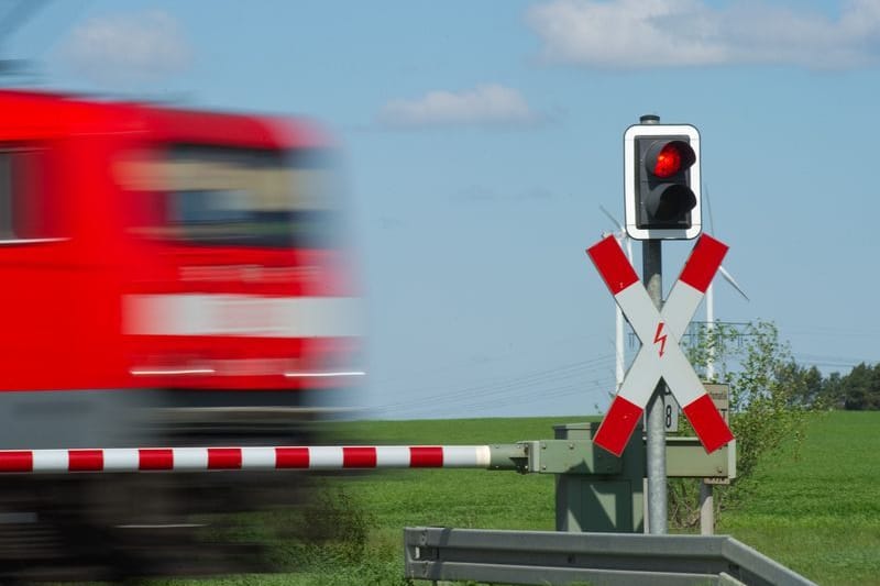 Ein Zug passiert einen geschlossenen Bahnübergang (Symbolbild): Eine junge Frau ignorierte die geschlossenen Schrankene – mit fatalem Ende.