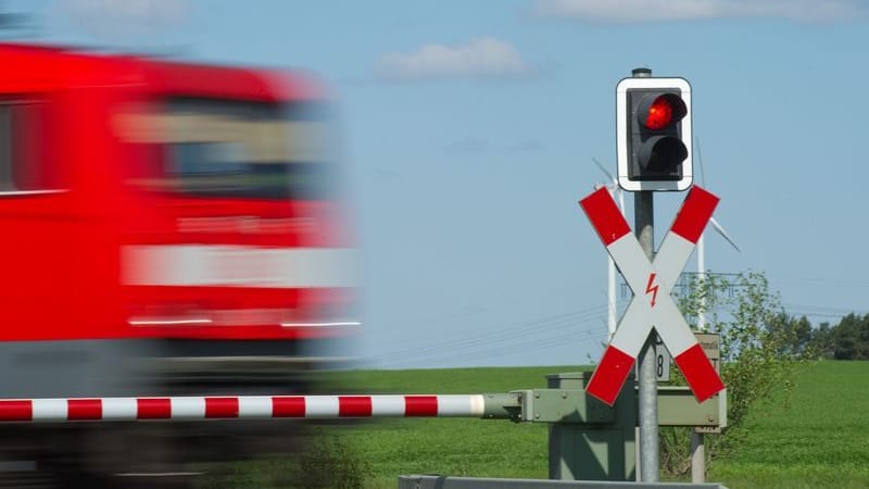 Ein Zug passiert einen geschlossenen Bahnübergang (Symbolbild): Eine junge Frau ignorierte die geschlossenen Schrankene – mit fatalem Ende.