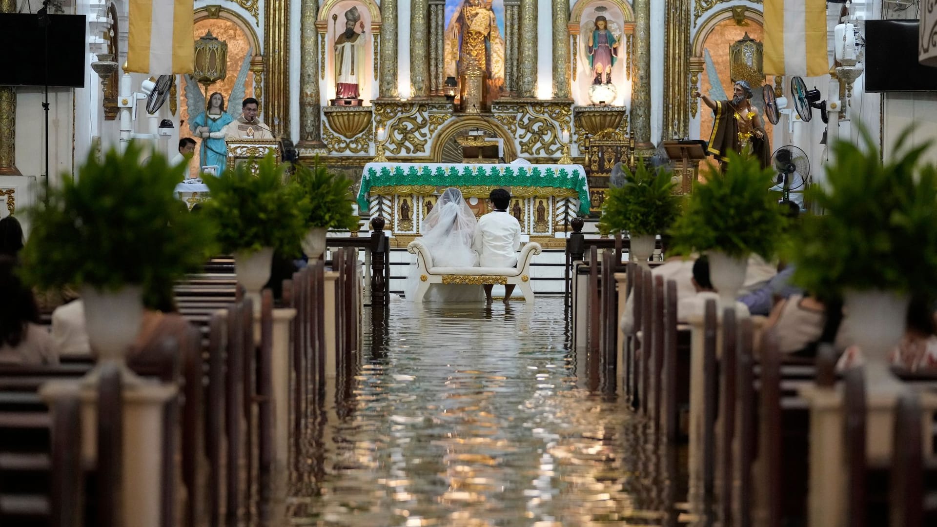 Hochzeit in überfluteter Kirche auf den Philippinen