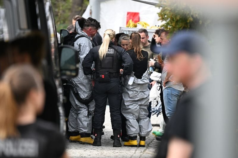 Einsatzkräfte von Polizei, Feuerwehr und Rettungsdienst arbeiten am Einsatzort. Ein 16-Jähriger steht unter Verdacht, ein tödliches Gift hergestellt und aufbewahrt zu haben. Die Wohnung, in der der Jugendliche lebt, wurde am Morgen durchsucht.