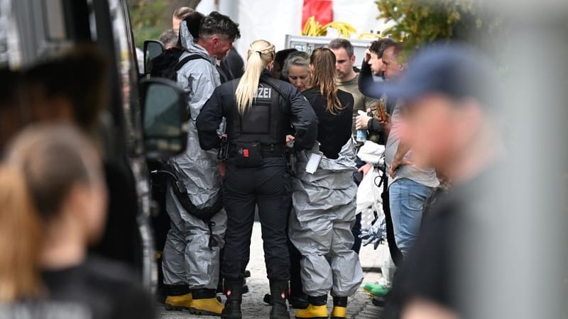 Einsatzkräfte von Polizei, Feuerwehr und Rettungsdienst arbeiten am Einsatzort. Ein 16-Jähriger steht unter Verdacht, ein tödliches Gift hergestellt und aufbewahrt zu haben. Die Wohnung, in der der Jugendliche lebt, wurde am Morgen durchsucht.