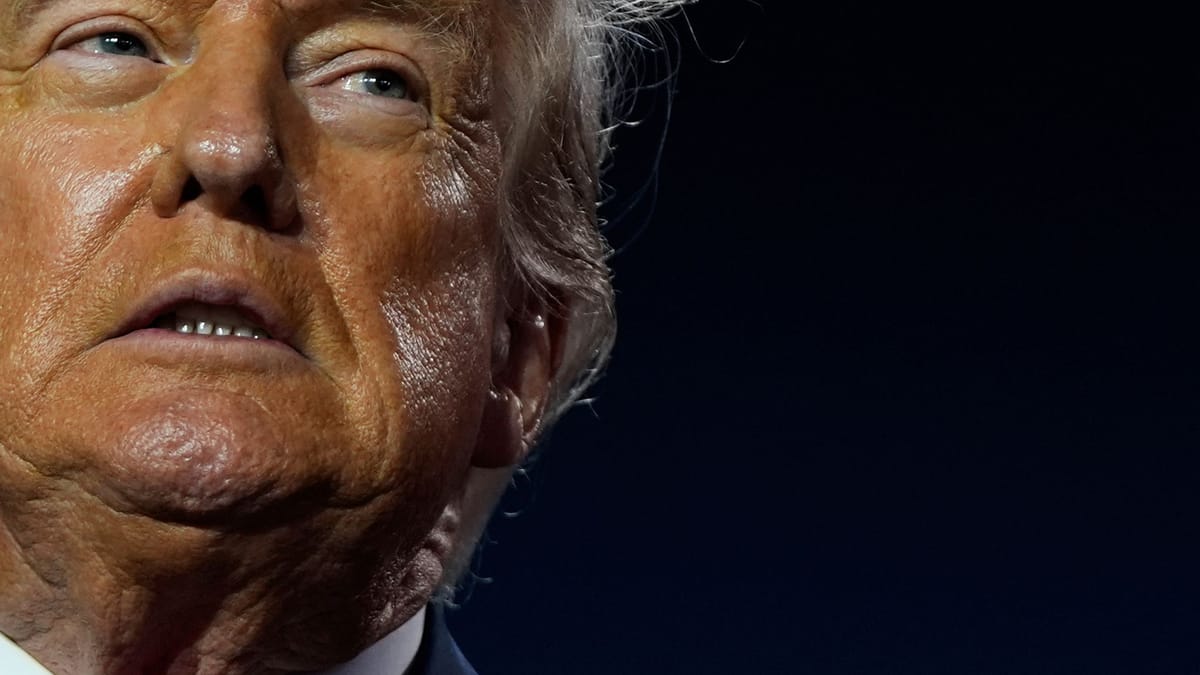 Trumpov obisk Škotske zasenčili protesti in afera Epstein; nova serija kritizira njegovo vladavino