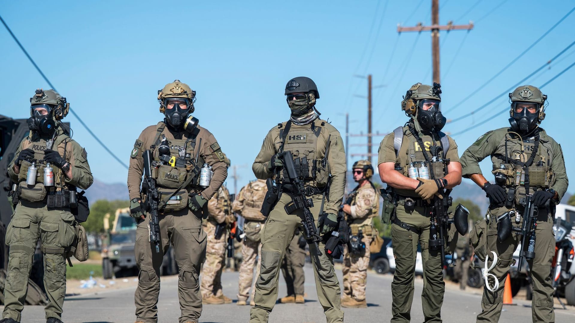 Beamte der US-Einwanderungsbehörde ICE blockieren während einer Razzia bei Einwanderern in Kalifornien (Archivbild): Solche Aktionen sehen stark aus, ändern aber nichts, sagt Hein de Haas.