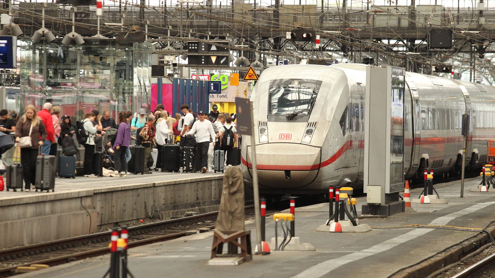 Hamburger Hauptbahnhof: Auf einem Bahnsteig warten die Menschen darauf, in einen ICE der Bahn einsteigen zu können.