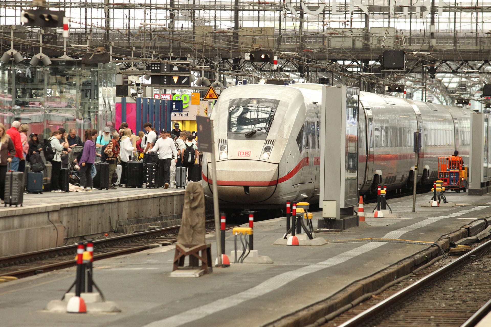 Hamburger Hauptbahnhof: Auf einem Bahnsteig warten die Menschen darauf, in einen ICE der Bahn einsteigen zu können.