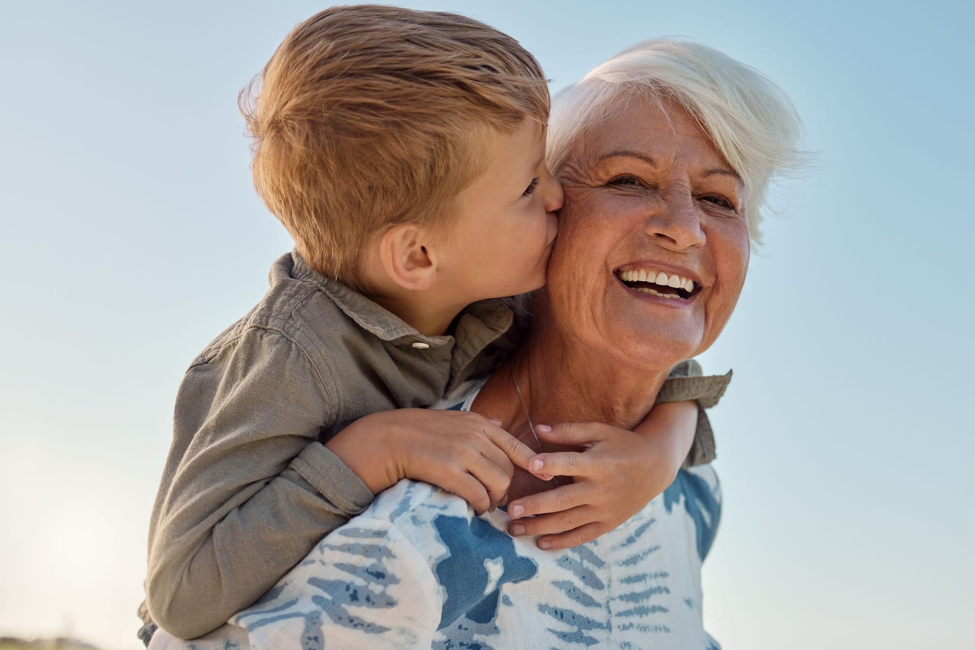 Großmutter trägt Enkel: Die Generation der Babyboomer belastet das gesetzliche Rentensystem.