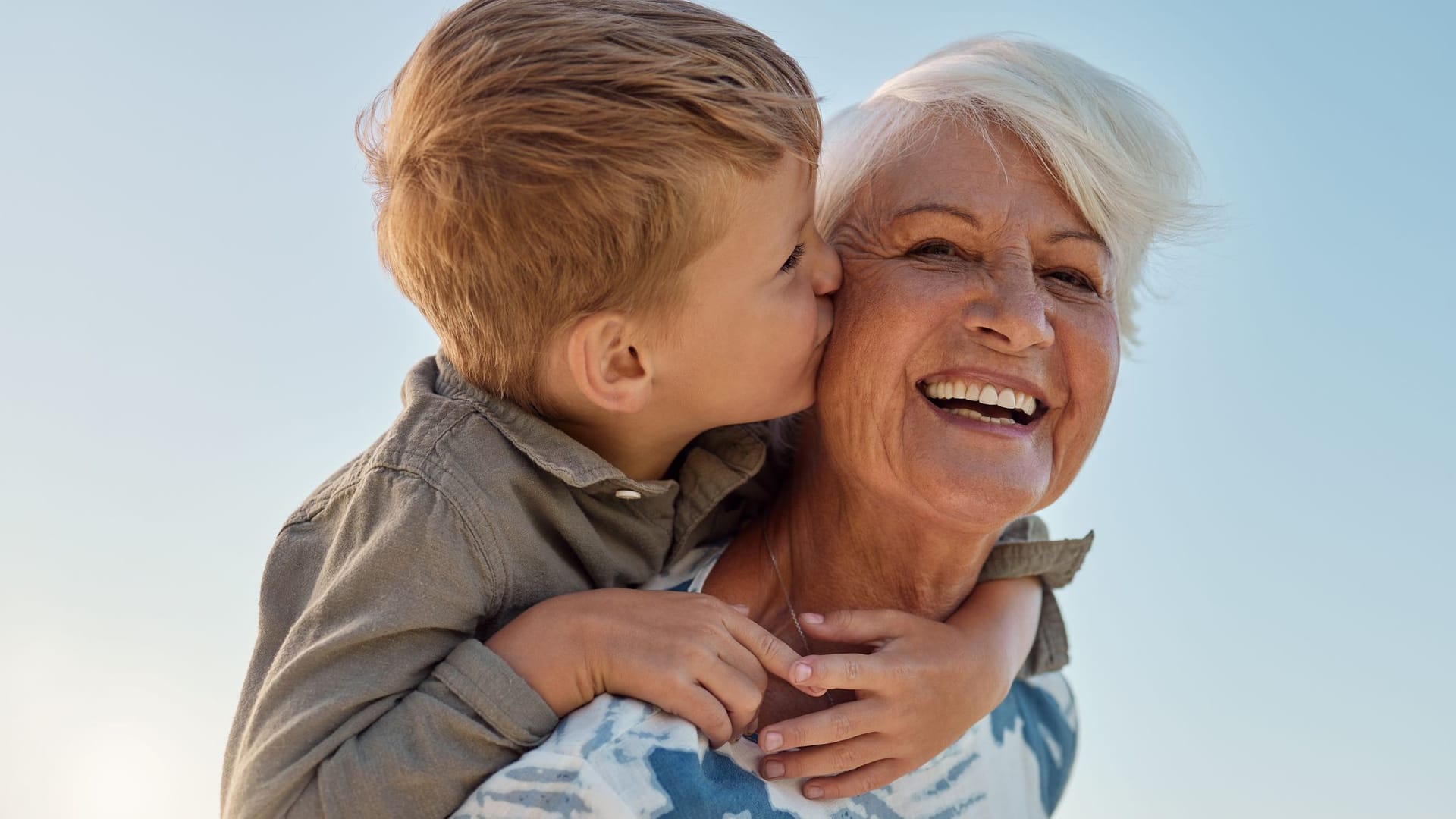 Großmutter trägt Enkel: Die Generation der Babyboomer belastet das gesetzliche Rentensystem. Großmutter trägt Enkel: Die Generation der Babyboomer belastet das gesetzliche Rentensystem.