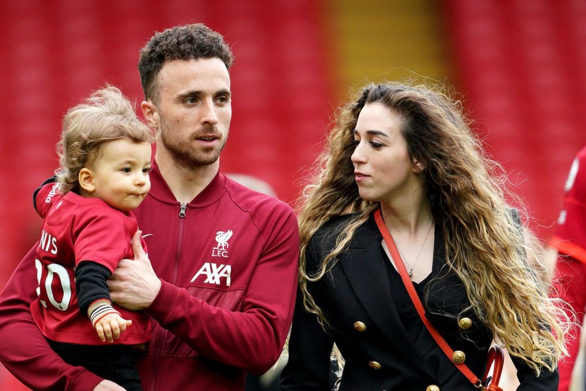 Diogo Jota mit seiner Frau Rute Cardoso und einem ihrer Kinder: Das Paar hatte kurz vor dem Tod Jotas geheiratet.