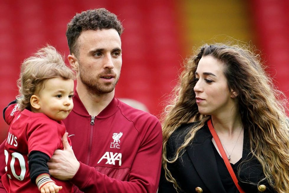 Diogo Jota mit seiner Frau Rute Cardoso und einem ihrer Kinder: Das Paar hatte kurz vor dem Tod Jotas geheiratet.