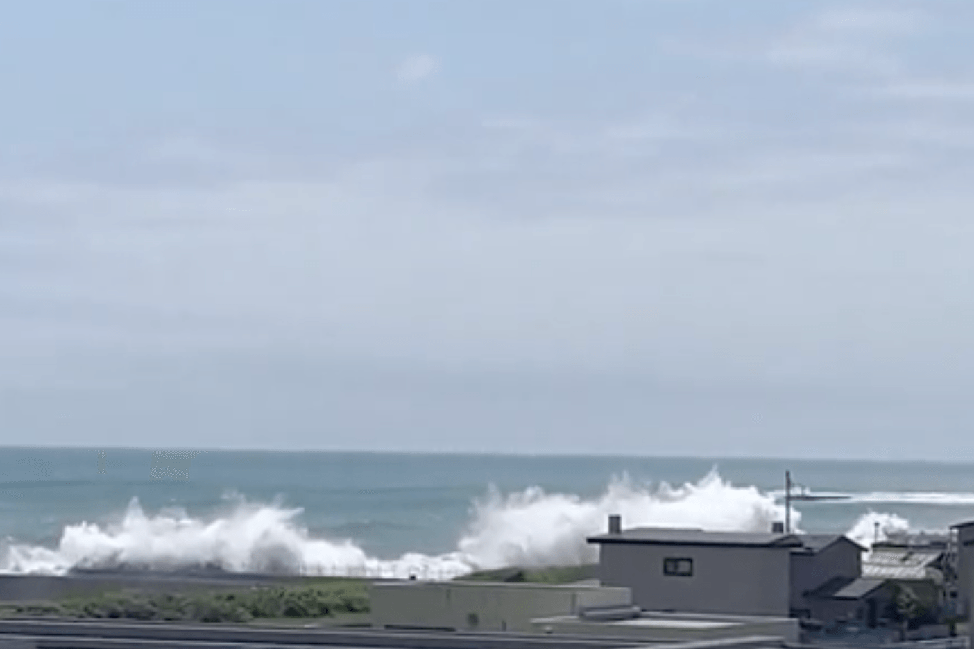 Die Küste Japans: Die ersten Wellen sind 1,3 Meter hoch.