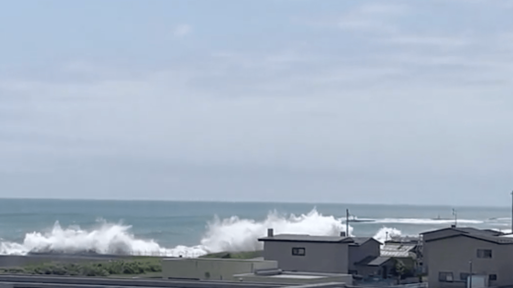 Die Küste Japans: Die ersten Wellen sind 1,3 Meter hoch.