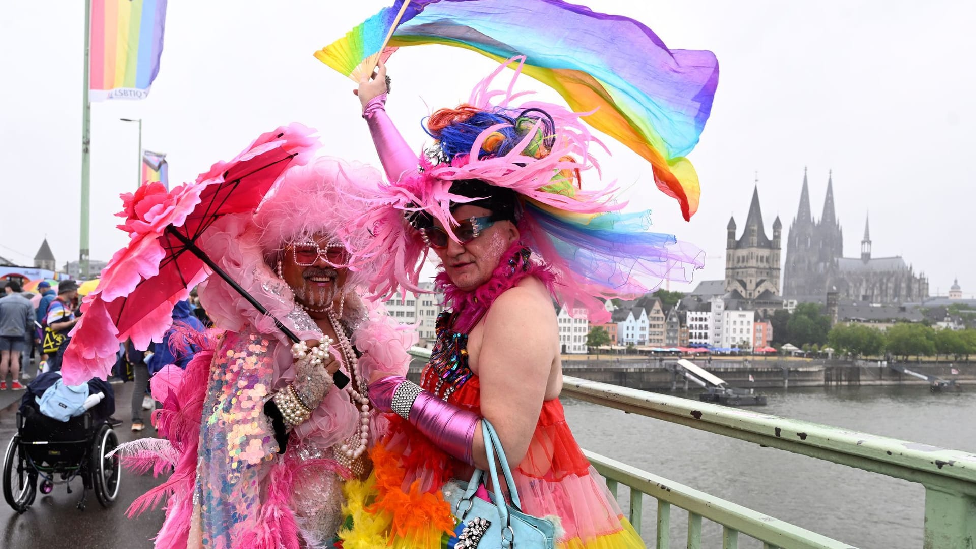 Teilnehmer des Christopher-Street-Day (CSD) Umzugs mit bunten Outfits zelebrieren ihren Protest in den Straßen der Stadt: Tausende waren dabei.