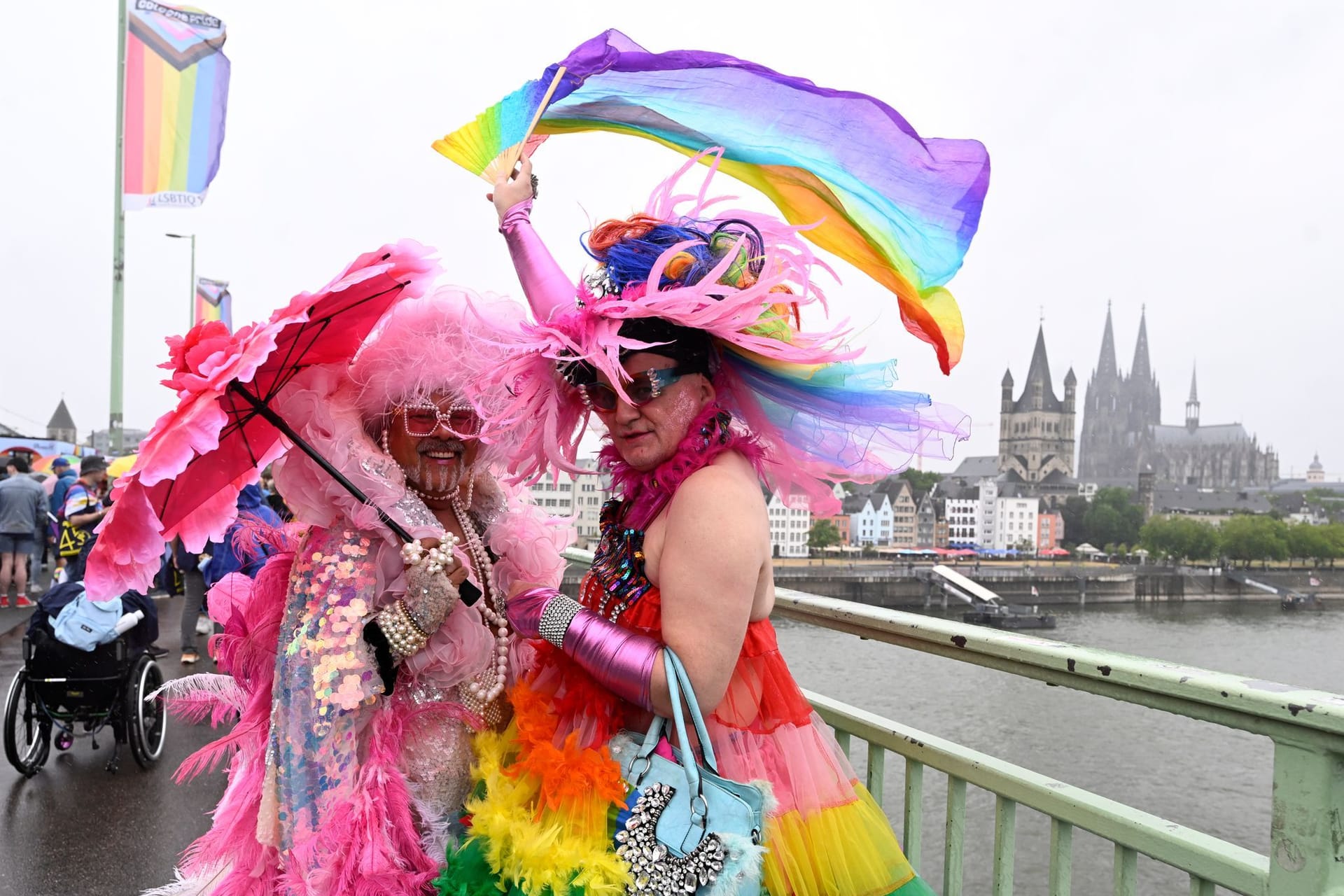 Teilnehmer des Christopher-Street-Day (CSD) Umzugs mit bunten Outfits zelebrieren ihren Protest in den Straßen der Stadt: Tausende waren dabei.
