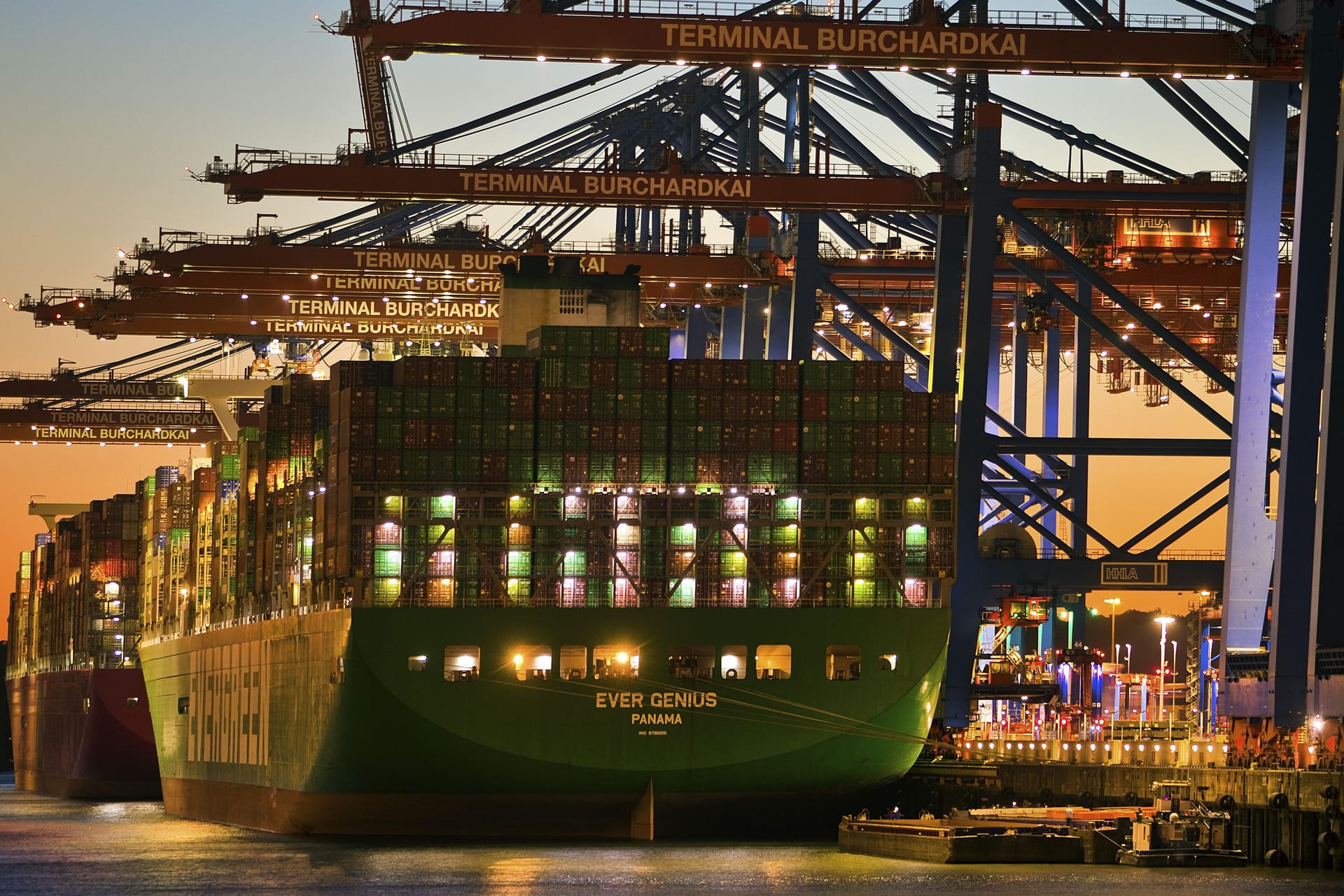 Hamburger Hafen: Deutschlands Wirtschaft setzt zu sehr auf den Export, sagt Wolfgang Münchau. Hamburger Hafen: Deutschlands Wirtschaft setzt zu sehr auf den Export, sagt Wolfgang Münchau.