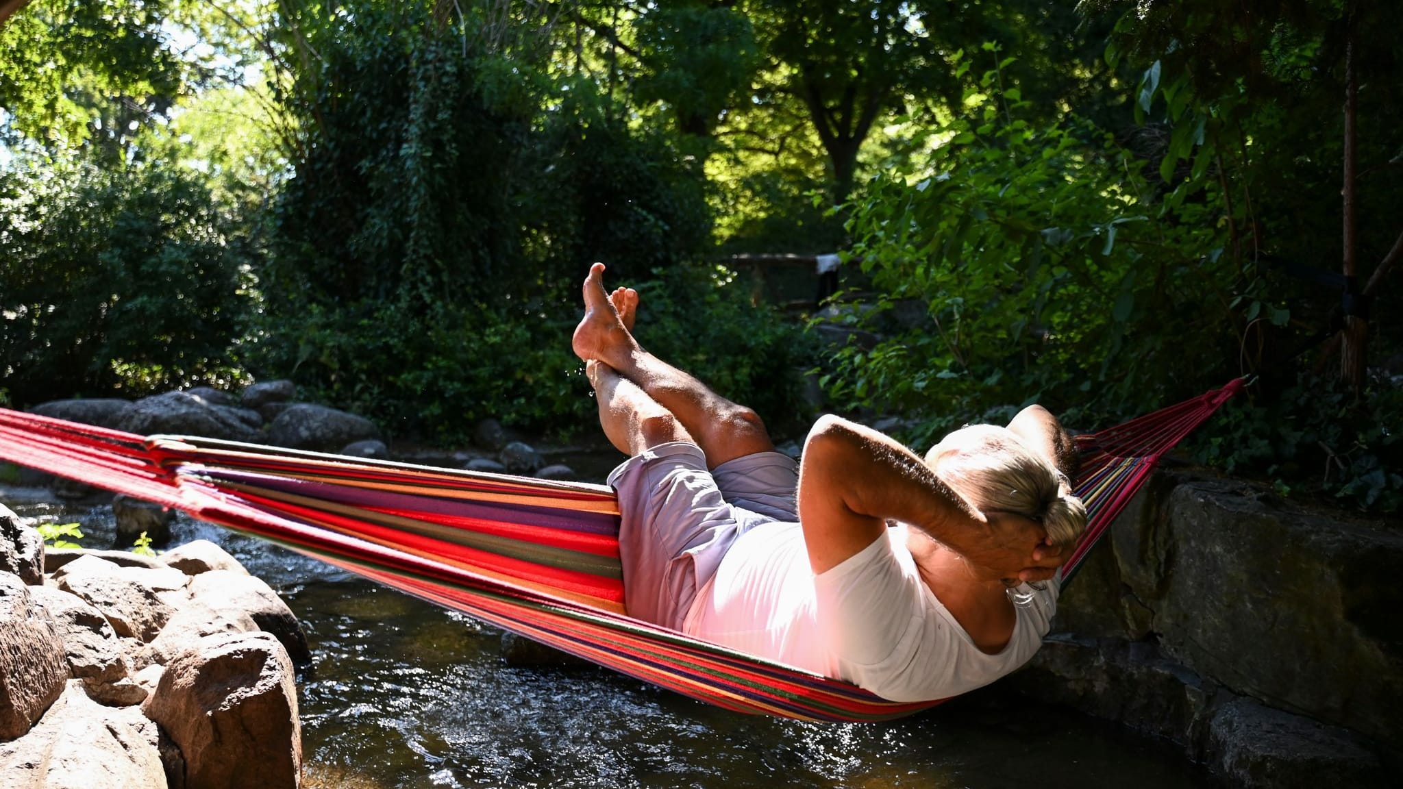 Ein Mann schaukelt im Viktoriapark in Berlin in einer Hängematte: Der Deutsche Wetterdienst (DWD) rechnet mit Höchsttemperaturen von bis zu 40 Grad.