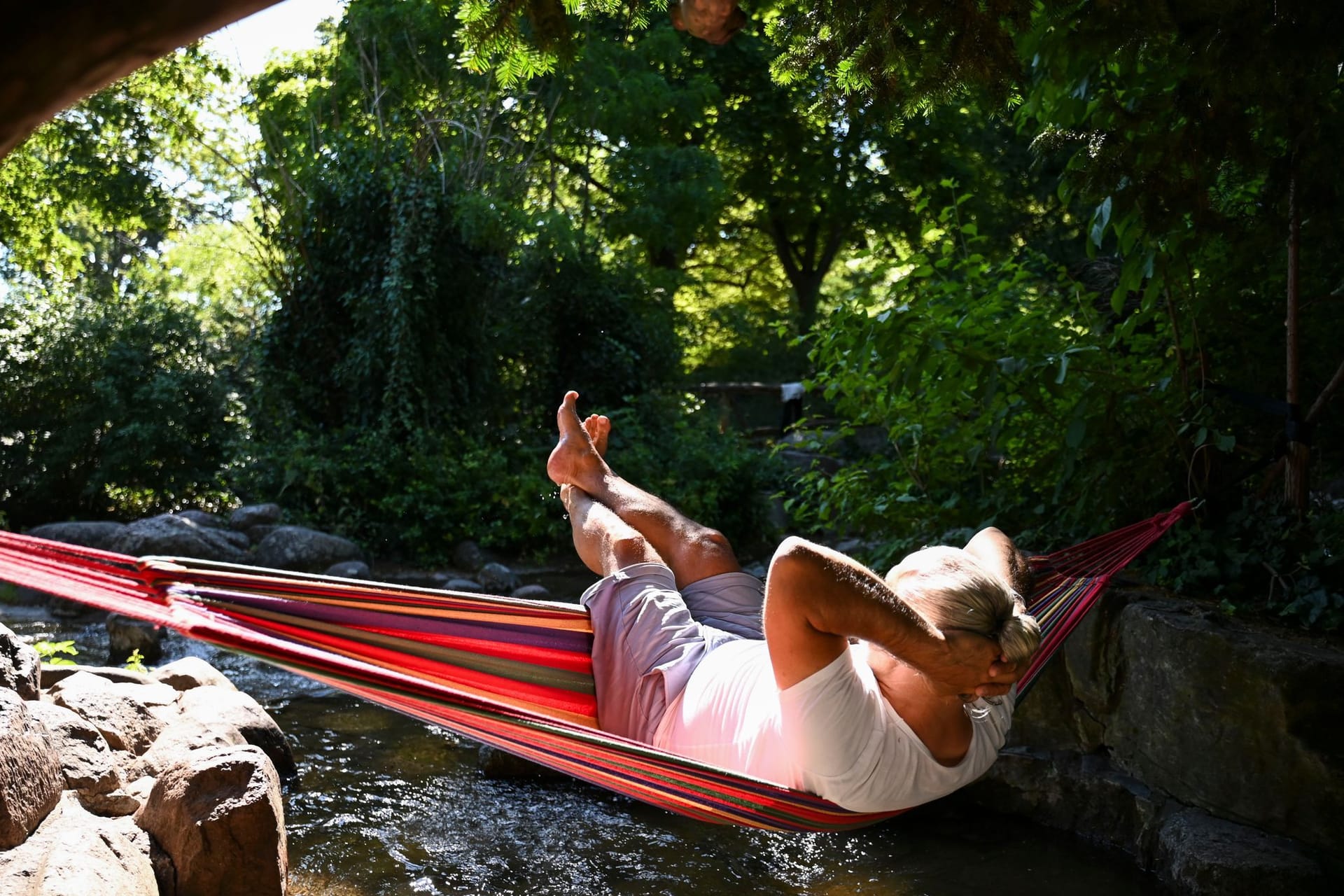 Ein Mann schaukelt im Viktoriapark in Berlin in einer Hängematte: Der Deutsche Wetterdienst (DWD) rechnet mit Höchsttemperaturen von bis zu 40 Grad.