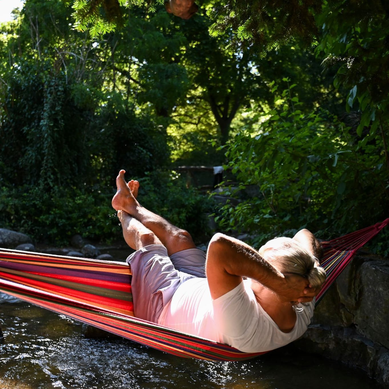 Ein Mann schaukelt im Viktoriapark in Berlin in einer Hängematte: Der Deutsche Wetterdienst (DWD) rechnet mit Höchsttemperaturen von bis zu 40 Grad.