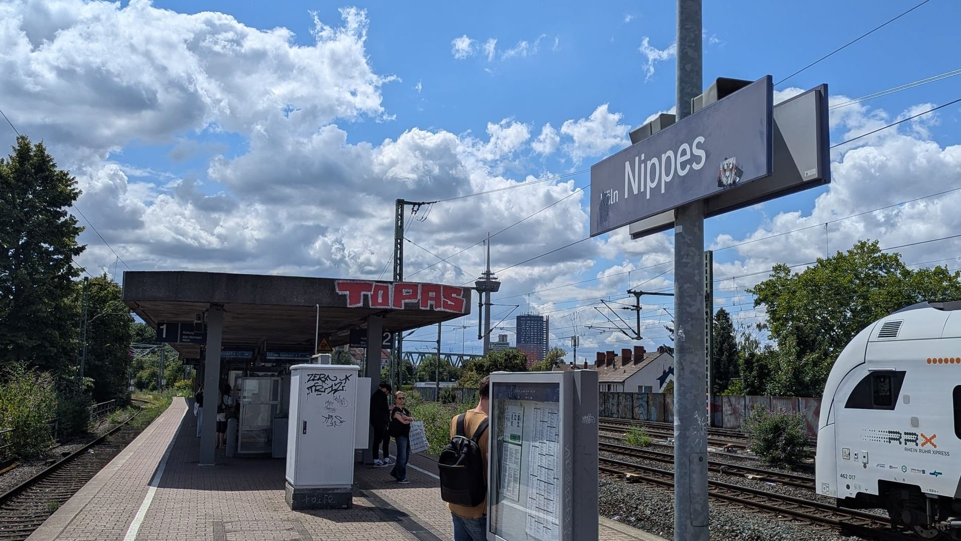Der Bahnhof in Köln-Nippes: Am Mittwochmorgen sind dort Schilder mit der Aufschrift "Berlin Hbf" aufgetaucht. Der Bahnhof in Köln-Nippes: Am Mittwochmorgen sind dort Schilder mit der Aufschrift "Berlin Hbf" aufgetaucht.