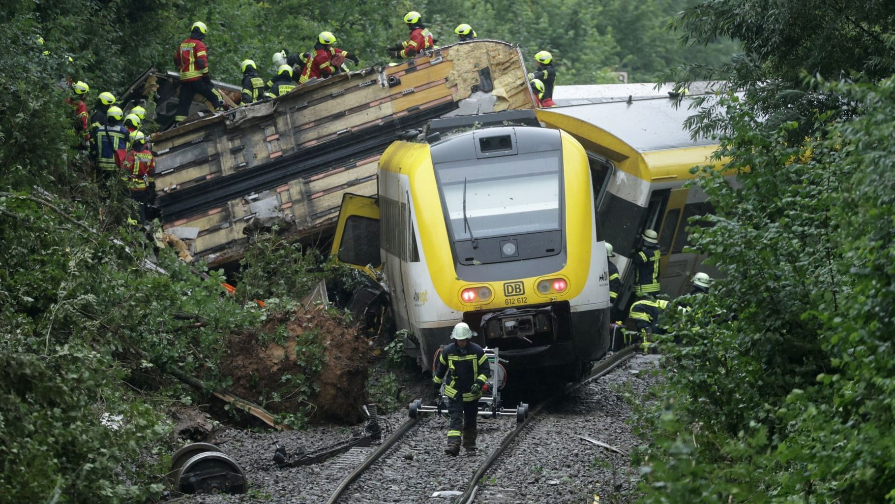 Zugunglück in Baden-Württemberg bei Ulm: Rettungskräfte suchen in dem entgleisten Zug nach Fahrgästen. Ein Erdrutsch hat höchstwahrscheinlich zu dem Unglück geführt.