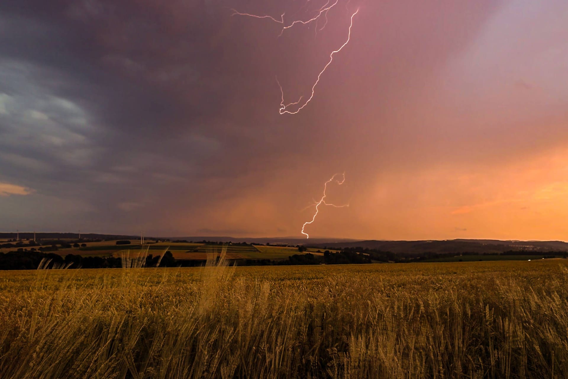 Ein Gewitter über dem Sauerland (Symbolbild): Die Wetter-Prognose sieht vor allem für Ostdeutschland ungemütliches Wetter voraus.