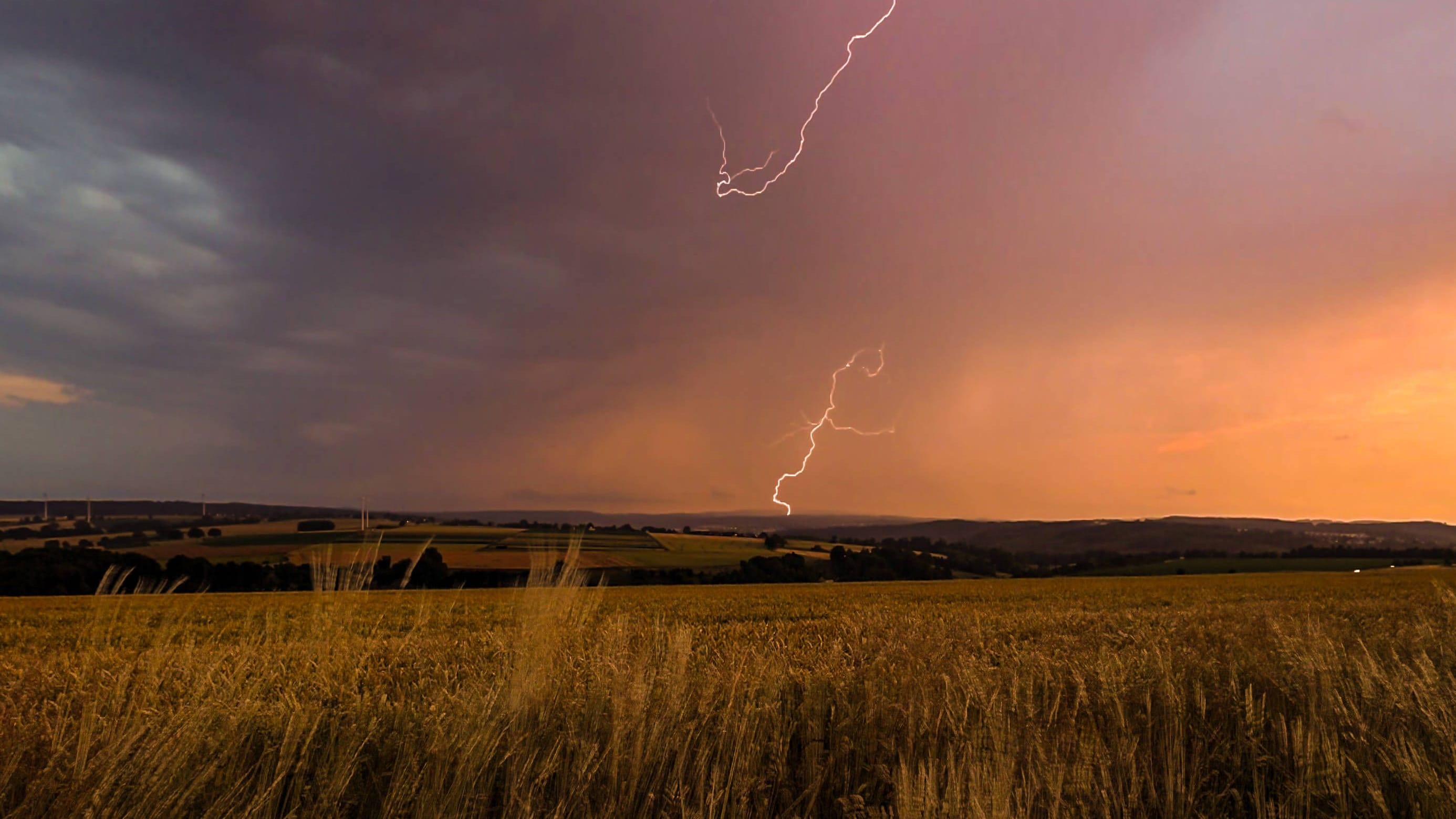 Ein Gewitter über dem Sauerland (Symbolbild): Die Wetter-Prognose sieht vor allem für Ostdeutschland ungemütliches Wetter voraus.