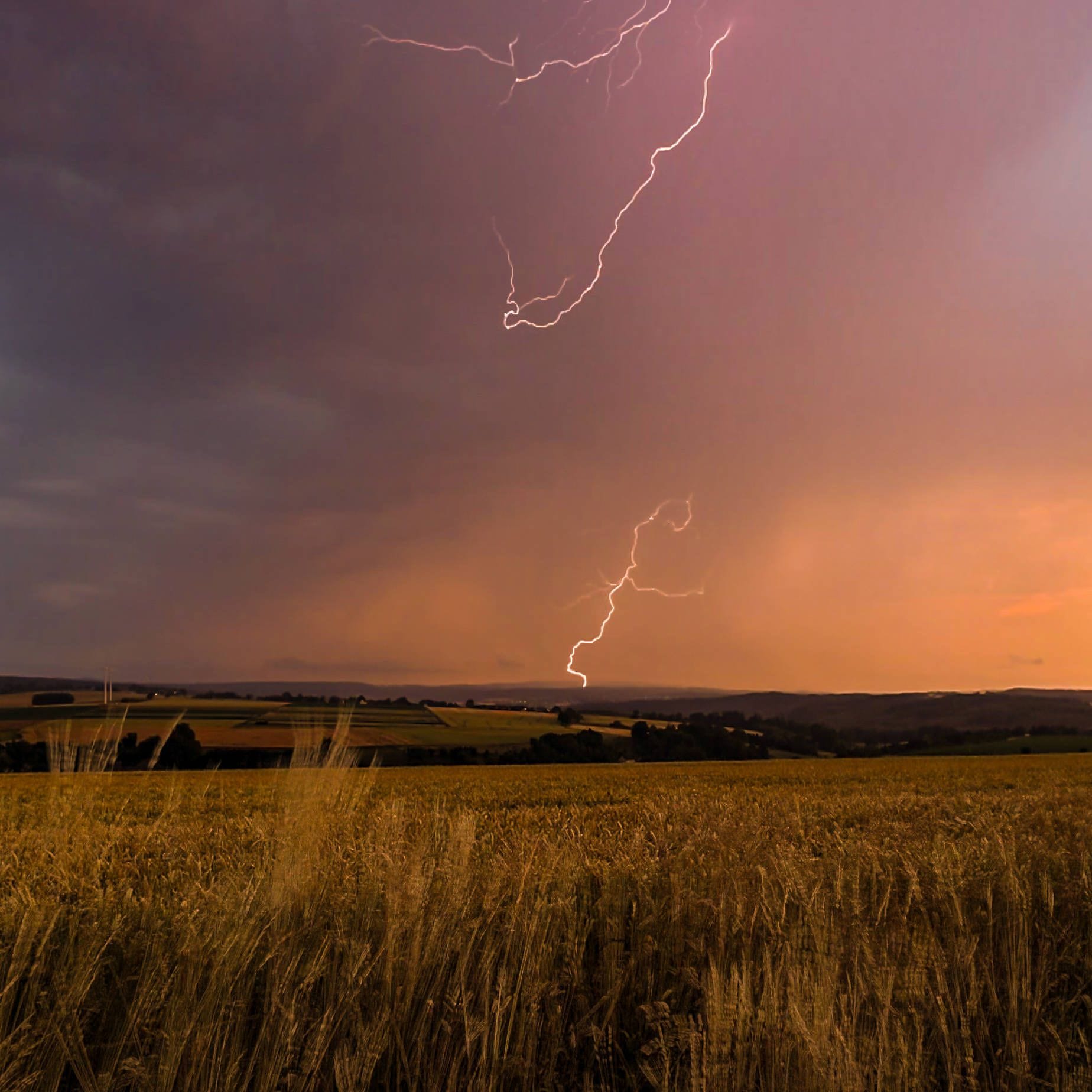 Ein Gewitter über dem Sauerland (Symbolbild): Die Wetter-Prognose sieht vor allem für Ostdeutschland ungemütliches Wetter voraus.