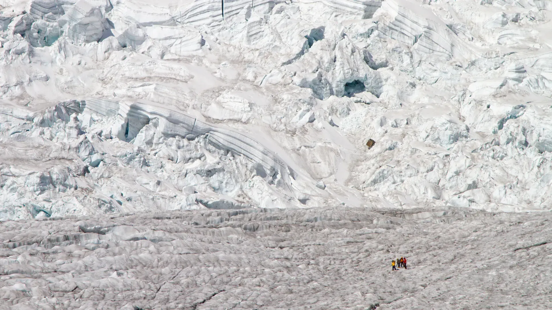 Feldarbeiten zur Messung der Massenbilanz auf dem Gletscher Shallap in Peru.