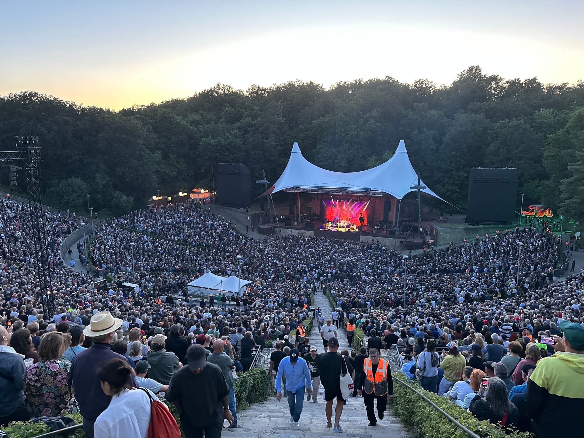 Die Waldbühne in Berlin: Tausende Menschen haben sich das Konzert von Neil Young And The Chrome Hearts angeschaut.