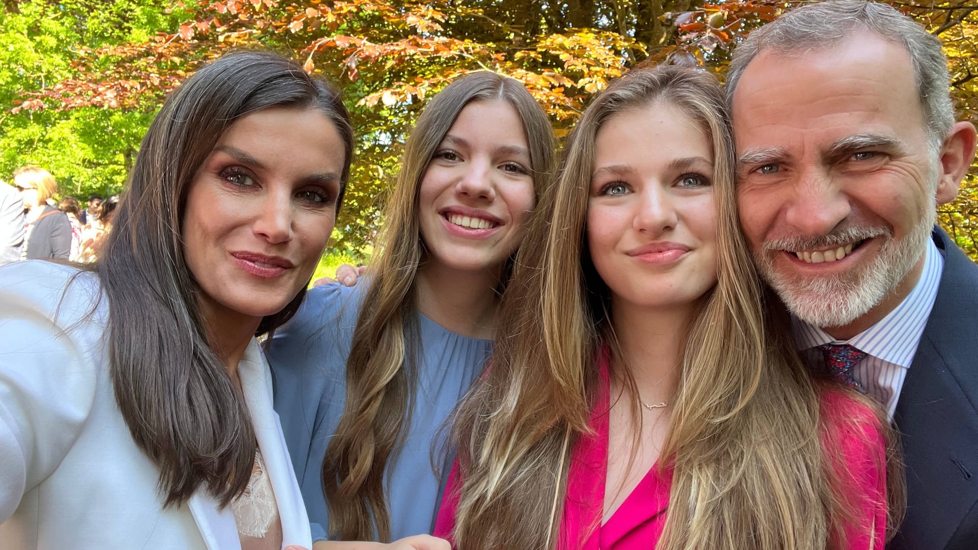 Die spanische Königsfamilie (von links): Königin Letizia, Prinzessin Sofia, Prinzessin Leonor und König Felipe (Archivfoto): Das Bild entstand bei einer Abschlussfeier von Leonor an einem College in Wales.