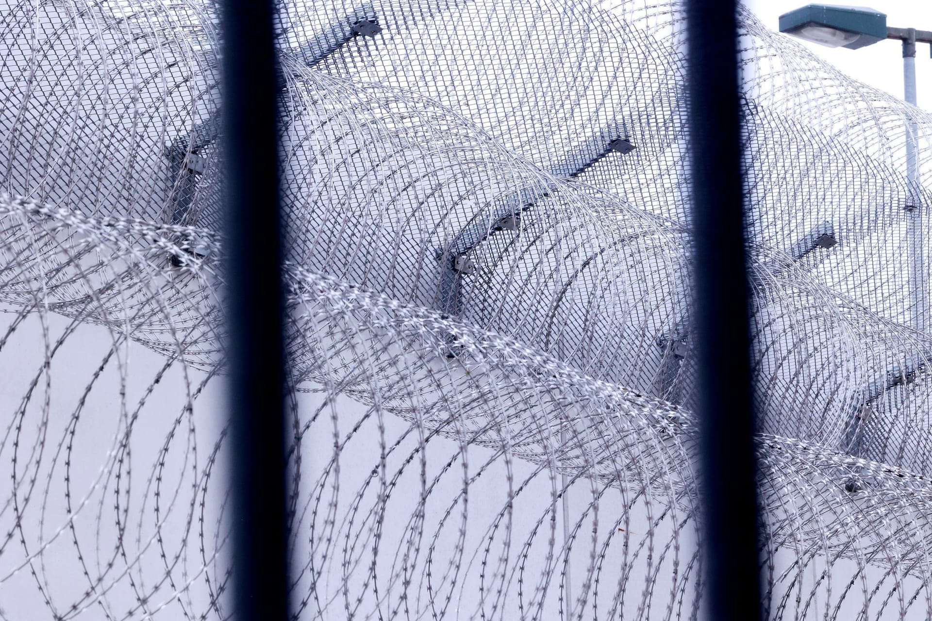 Häftling nach Flucht in Tasche von Mitgefangenem gefasst