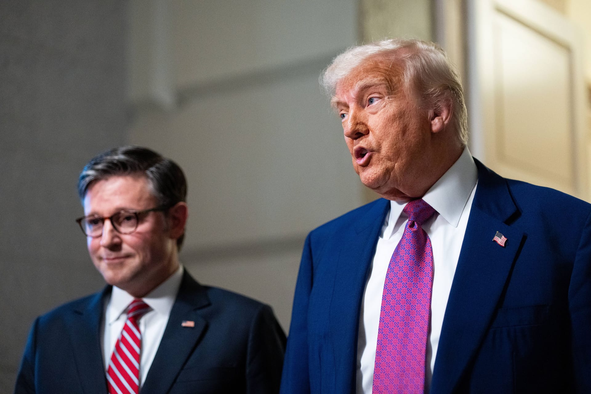 Donald Trump und Mike Johnson (l.), der Sprecher des Repräsentantenhauses.