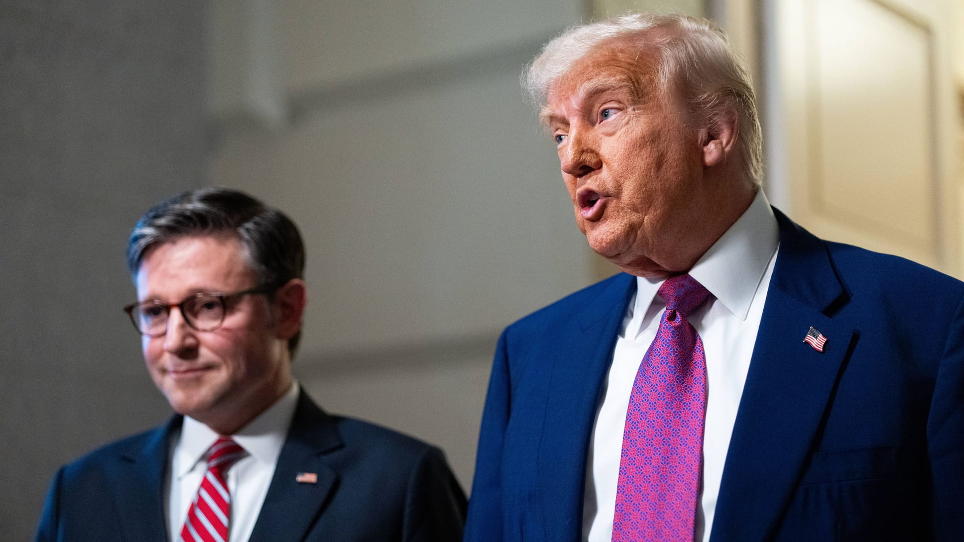 Donald Trump und Mike Johnson (l.), der Sprecher des Repräsentantenhauses.