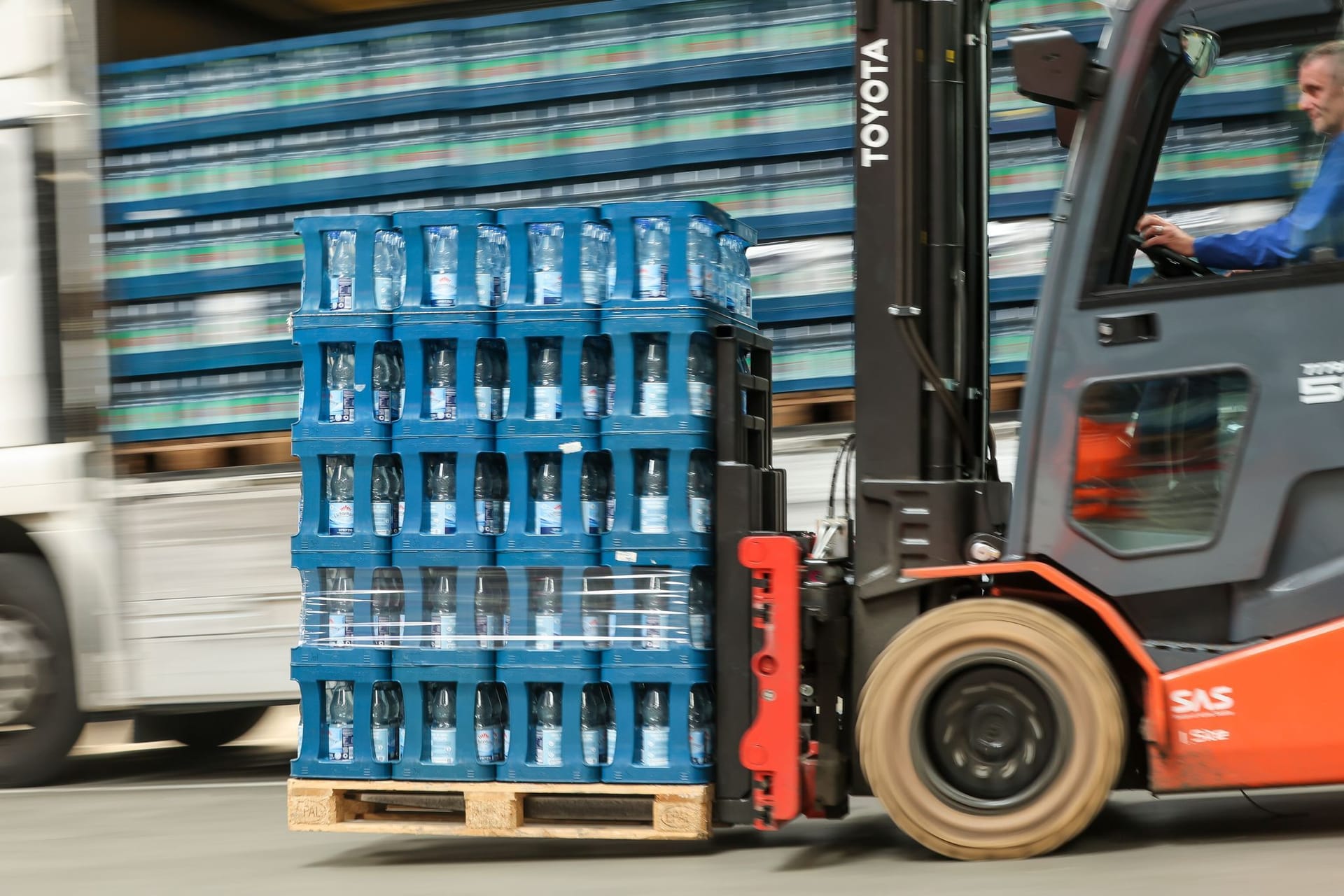 Verladung von Mineralwasser