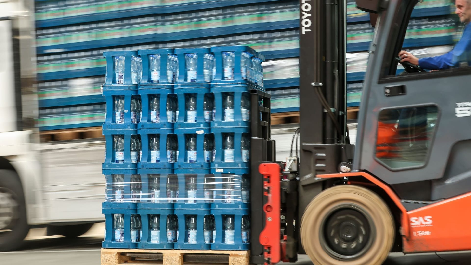 Verladung von Mineralwasser