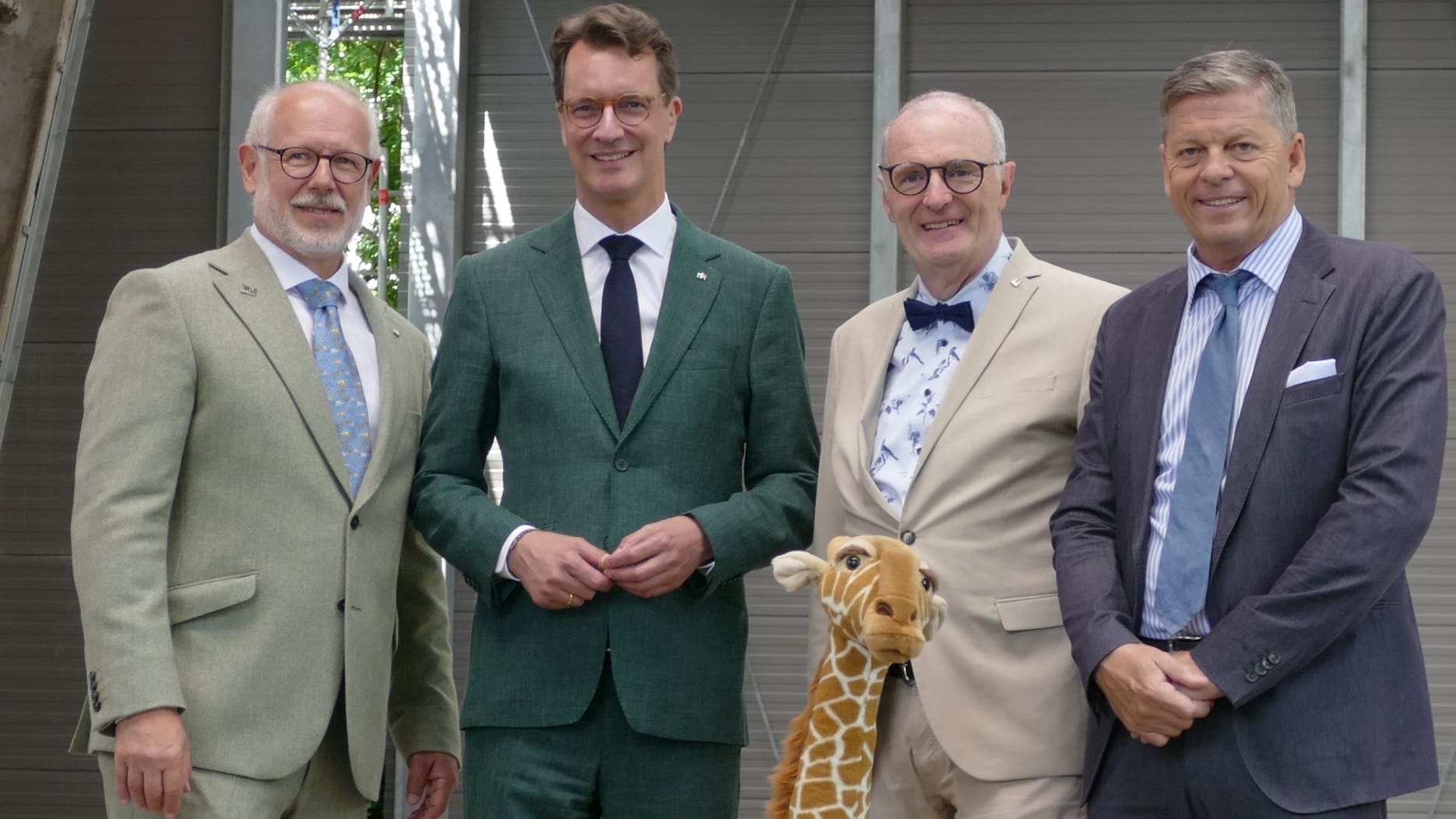 Jubiläum im Kölner Zoo: Zoodirektor Theo Pagel, NRW-Ministerpräsident Hendrik Wüst, Bürgermeister Ralf Heinen und Christopher Landsberg vom Zoovorstand. Jubiläum im Kölner Zoo: Zoodirektor Theo Pagel, NRW-Ministerpräsident Hendrik Wüst, Bürgermeister Ralf Heinen und Christopher Landsberg vom Zoovorstand.