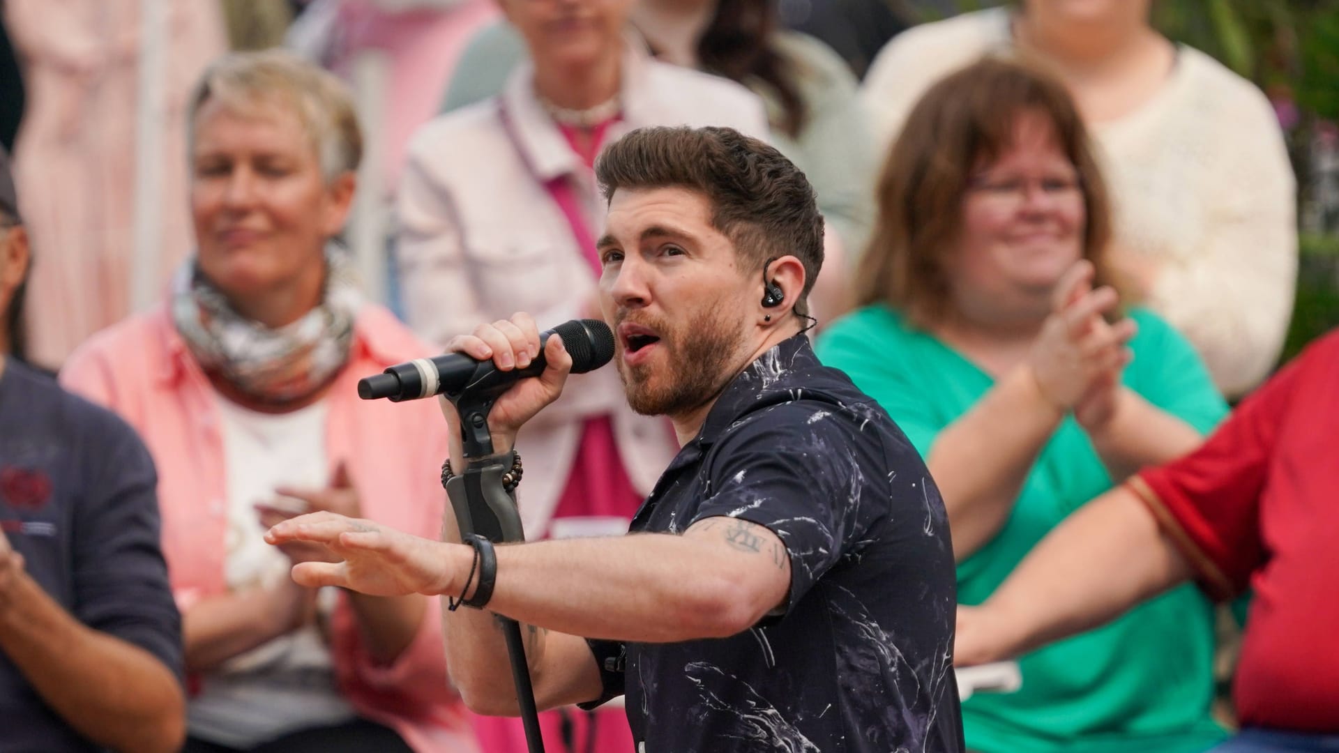Joey Heindle im "ZDF Fernsehgarten" im Juni 2025: Der 32-Jährige produziert Schlagermusik.