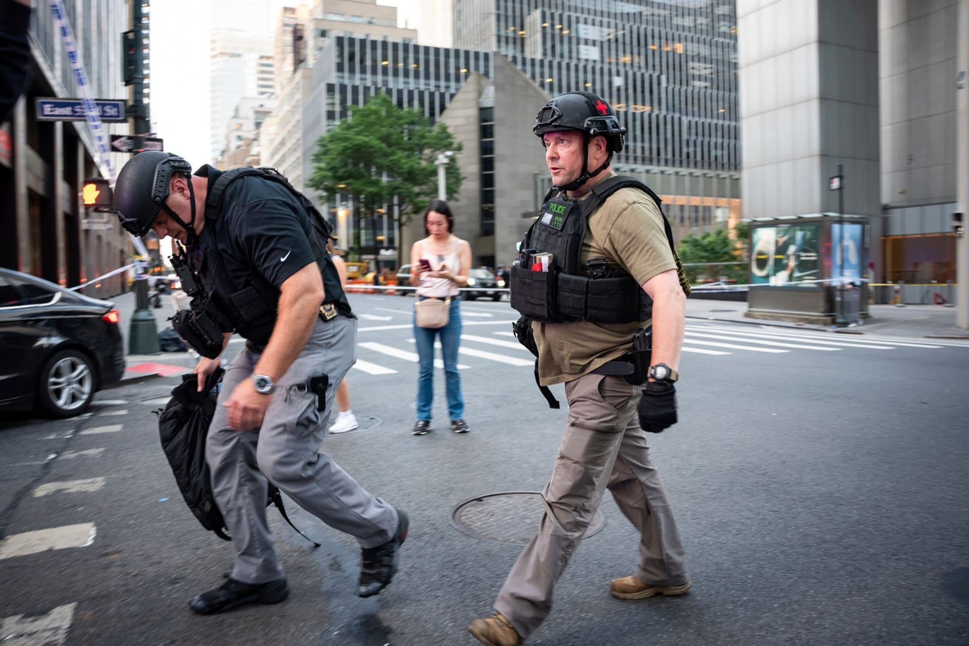 Polizeibeamte sichern die Umgebung in der 53. Straße, in der Nähe des Tatorts in Manhattan, New York. Polizeibeamte sichern die Umgebung in der 53. Straße, in der Nähe des Tatorts in Manhattan, New York.