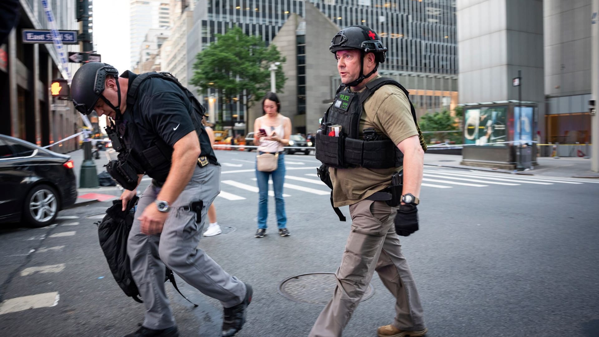 Polizeibeamte sichern die Umgebung in der 53. Straße, in der Nähe des Tatorts in Manhattan, New York.