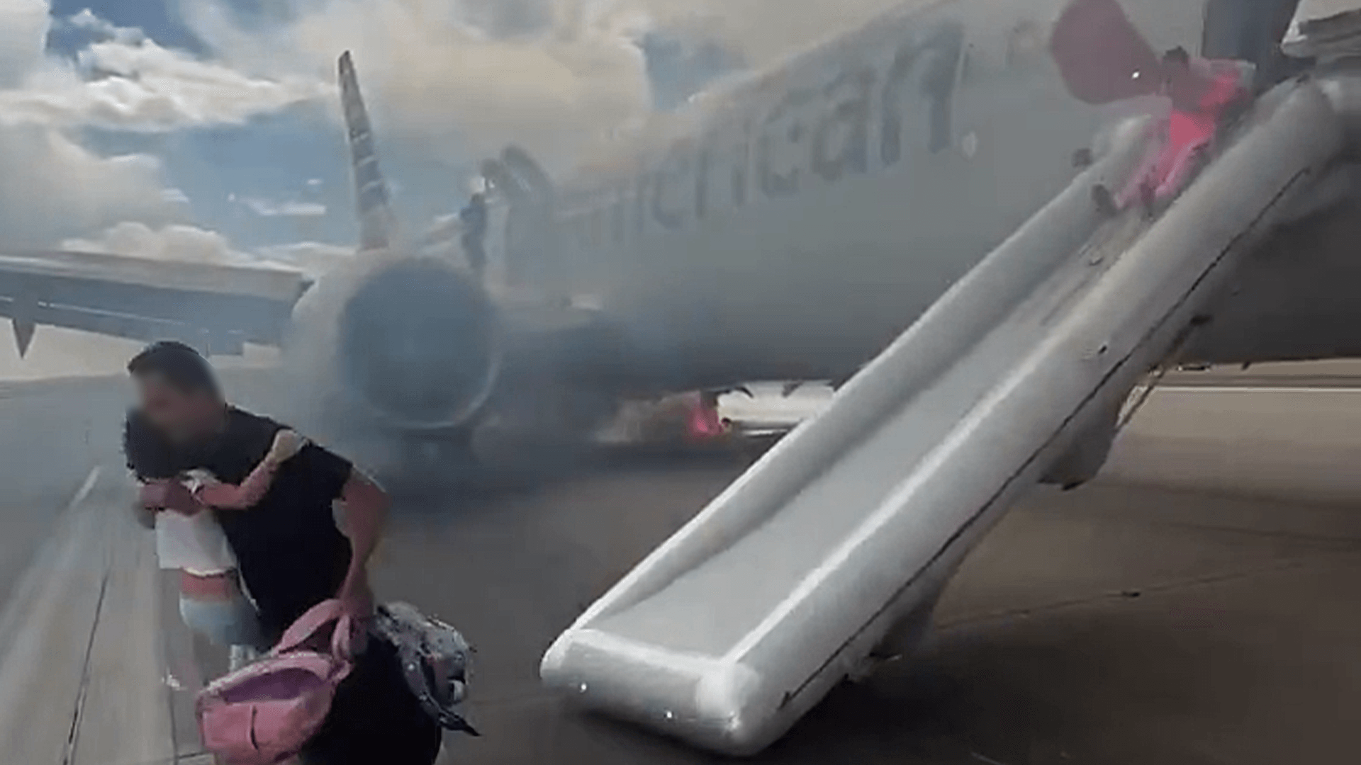 Mehr als 150 Passagiere eines American-Airlines-Flugs sind am Samstag über eine Notrutsche evakuiert worden, nachdem es beim Start zu einem Zwischenfall mit dem Fahrwerk gekommen war.